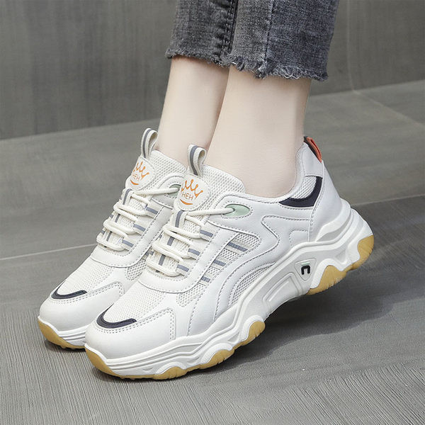 Modernas sieviešu kedas ar raupju zoli - baltā krāsā