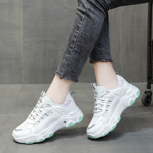 Modernas sieviešu kedas ar raupju zoli - baltā krāsā