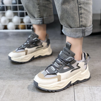 Sieviešu kedas ar mežģīnēm divās krāsās un rupju zoli