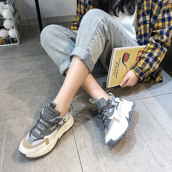 Sieviešu kedas ar mežģīnēm divās krāsās un rupju zoli