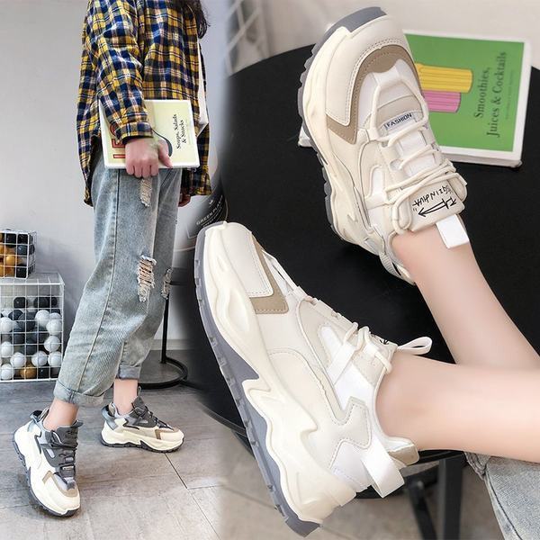 Sieviešu kedas ar mežģīnēm divās krāsās un rupju zoli