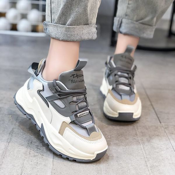 Sieviešu kedas ar mežģīnēm divās krāsās un rupju zoli