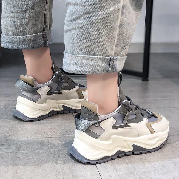 Sieviešu kedas ar mežģīnēm divās krāsās un rupju zoli