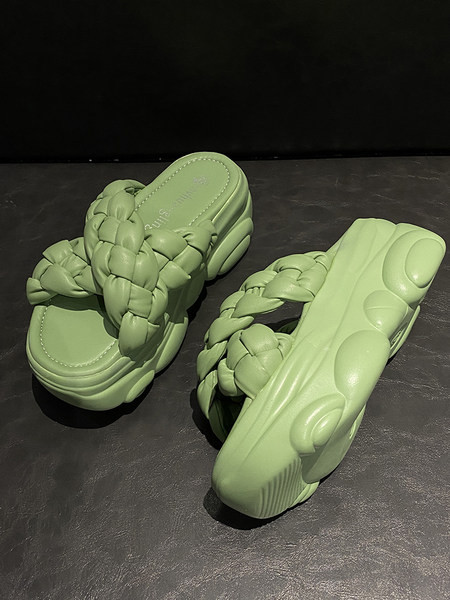 Sieviešu gumijas čības ar 7 cm zoli