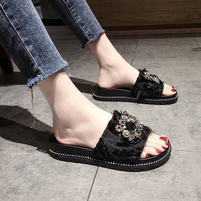 Sieviešu čības ar plakanu zoli un sprādzi ar krāsainiem akmeņiem