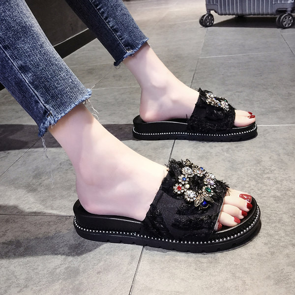 Sieviešu čības ar plakanu zoli un sprādzi ar krāsainiem akmeņiem