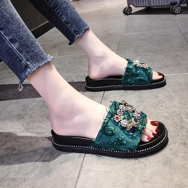 Sieviešu čības ar plakanu zoli un sprādzi ar krāsainiem akmeņiem