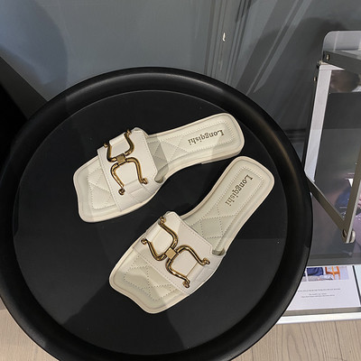 Sieviešu čības ar plakanu zoli un metāla elementu