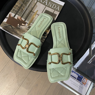 Sieviešu čības ar plakanu zoli un metāla elementu