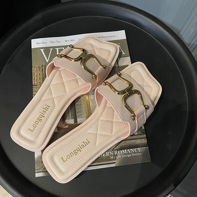 Sieviešu čības ar plakanu zoli un metāla elementu