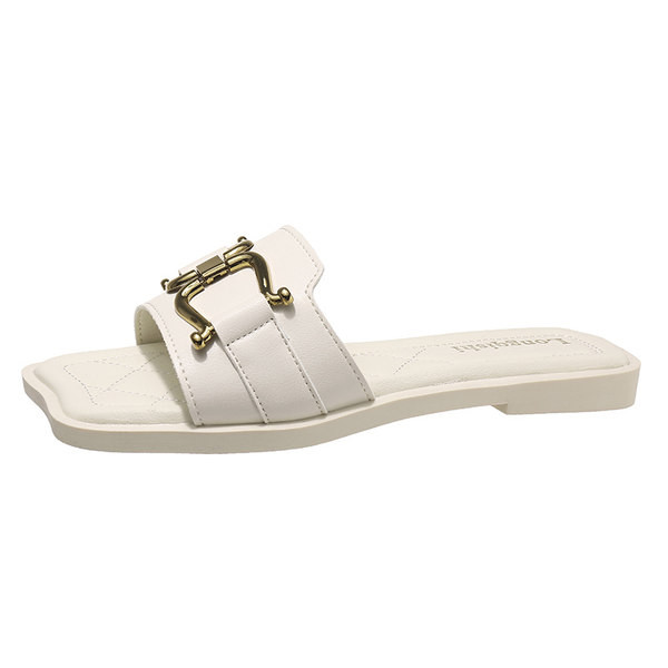 Sieviešu čības ar plakanu zoli un metāla elementu