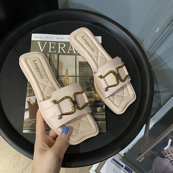 Sieviešu čības ar plakanu zoli un metāla elementu