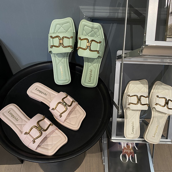 Sieviešu čības ar plakanu zoli un metāla elementu