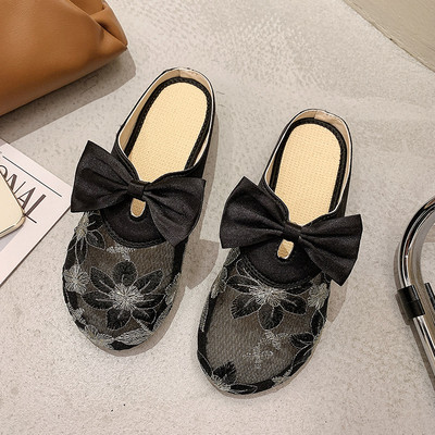 Sieviešu slēgtas čības no satīna un mežģīnēm