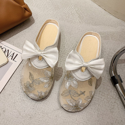 Sieviešu slēgtas čības no satīna un mežģīnēm