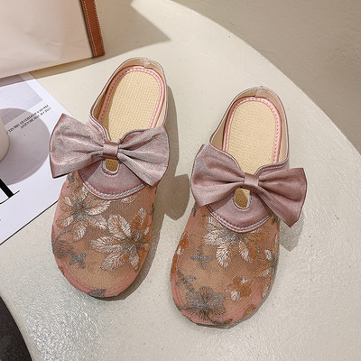 Sieviešu slēgtas čības no satīna un mežģīnēm