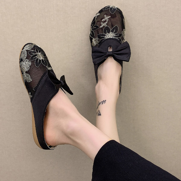 Sieviešu slēgtas čības no satīna un mežģīnēm