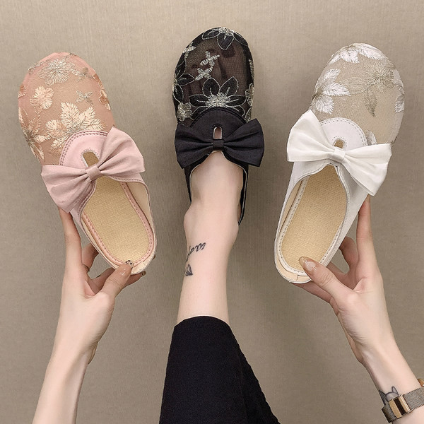 Sieviešu slēgtas čības no satīna un mežģīnēm