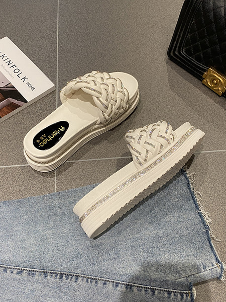 Ikdienas sieviešu čības, kas dekorētas ar akmeņiem - eko āda