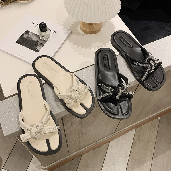 Sieviešu čības ar pērlītēm un plakanu zoli