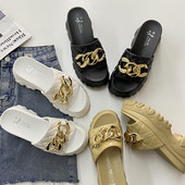 Γυναικείες παντόφλες με τραχιά σόλα 6,5 cm και μεταλλική διακόσμηση