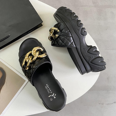 Γυναικείες παντόφλες με τραχιά σόλα 6,5 cm και μεταλλική διακόσμηση