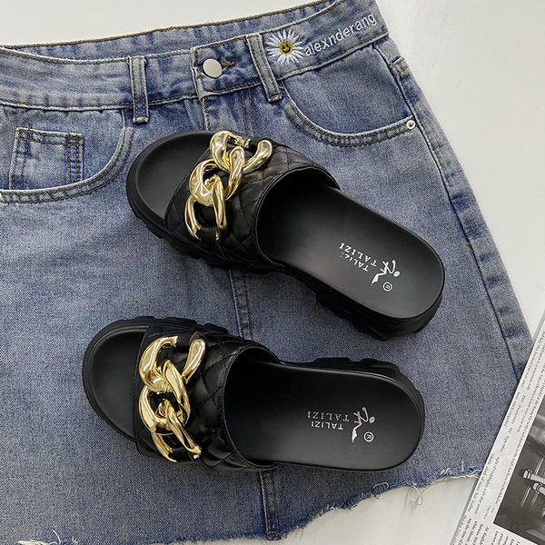 Γυναικείες παντόφλες με τραχιά σόλα 6,5 cm και μεταλλική διακόσμηση