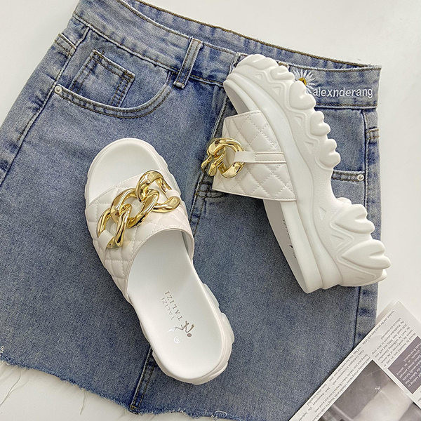 Γυναικείες παντόφλες με τραχιά σόλα 6,5 cm και μεταλλική διακόσμηση