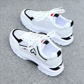 Vasaras elpojošas sieviešu kedas ar raupju zoli - divi modeļi