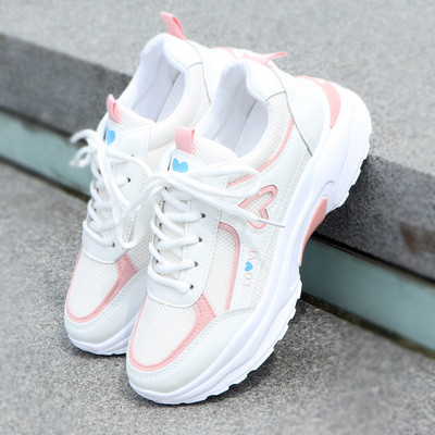 Vasaras elpojošas sieviešu kedas ar raupju zoli - divi modeļi