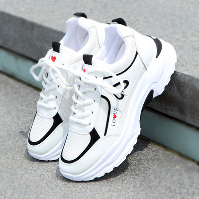 Vasaras elpojošas sieviešu kedas ar raupju zoli - divi modeļi