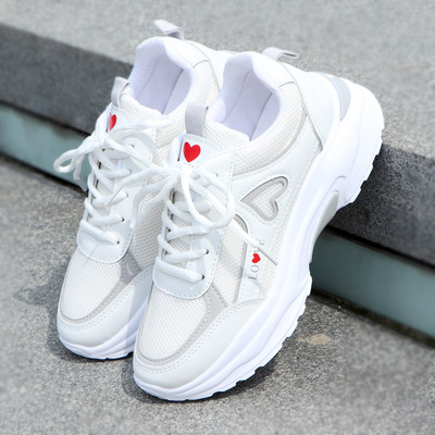 Vasaras elpojošas sieviešu kedas ar raupju zoli - divi modeļi