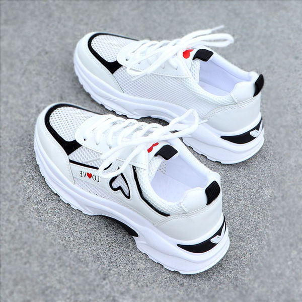 Vasaras elpojošas sieviešu kedas ar raupju zoli - divi modeļi