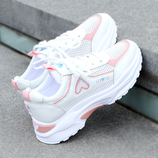 Vasaras elpojošas sieviešu kedas ar raupju zoli - divi modeļi