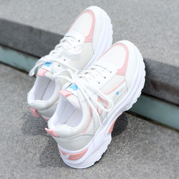 Vasaras elpojošas sieviešu kedas ar raupju zoli - divi modeļi