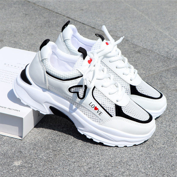 Vasaras elpojošas sieviešu kedas ar raupju zoli - divi modeļi