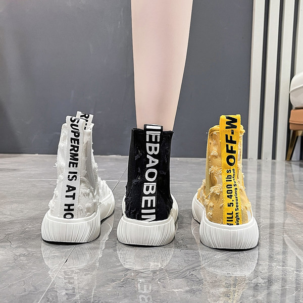 Jauns sieviešu kedu modelis trīs krāsās un plakanu zoli