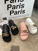 Női alkalmi papucs 7 cm-es platformmal és fém díszítéssel