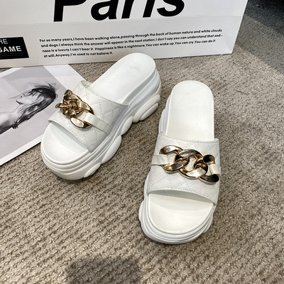 Női alkalmi papucs 7 cm-es platformmal és fém díszítéssel