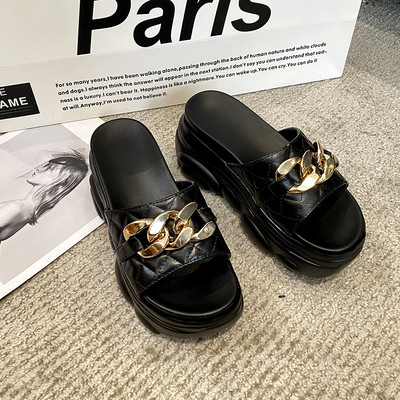 Női alkalmi papucs 7 cm-es platformmal és fém díszítéssel