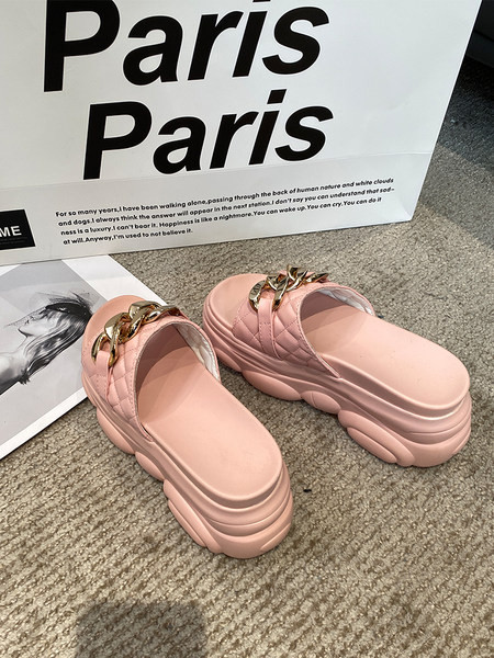 Női alkalmi papucs 7 cm-es platformmal és fém díszítéssel