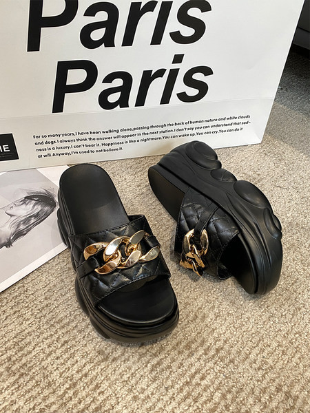 Női alkalmi papucs 7 cm-es platformmal és fém díszítéssel