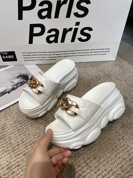 Női alkalmi papucs 7 cm-es platformmal és fém díszítéssel