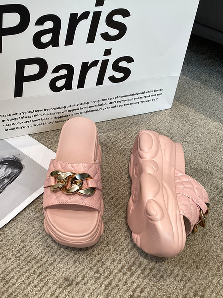 Női alkalmi papucs 7 cm-es platformmal és fém díszítéssel