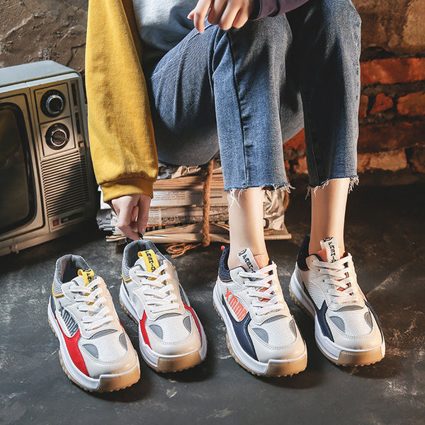 Sieviešu kedas ar uzrakstu divās krāsās