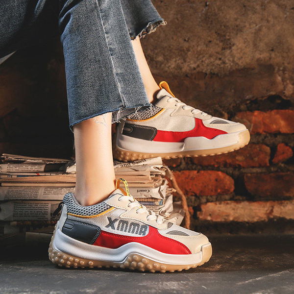 Sieviešu kedas ar uzrakstu divās krāsās