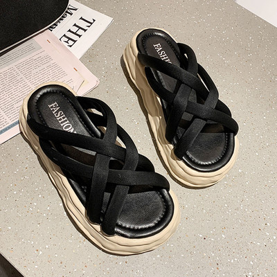 Jauns vasaras čību modelis ar krusteniskām siksnām