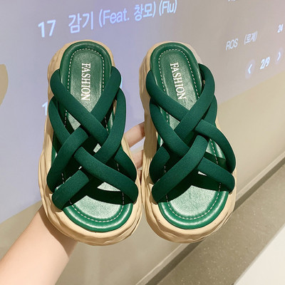 Jauns vasaras čību modelis ar krusteniskām siksnām