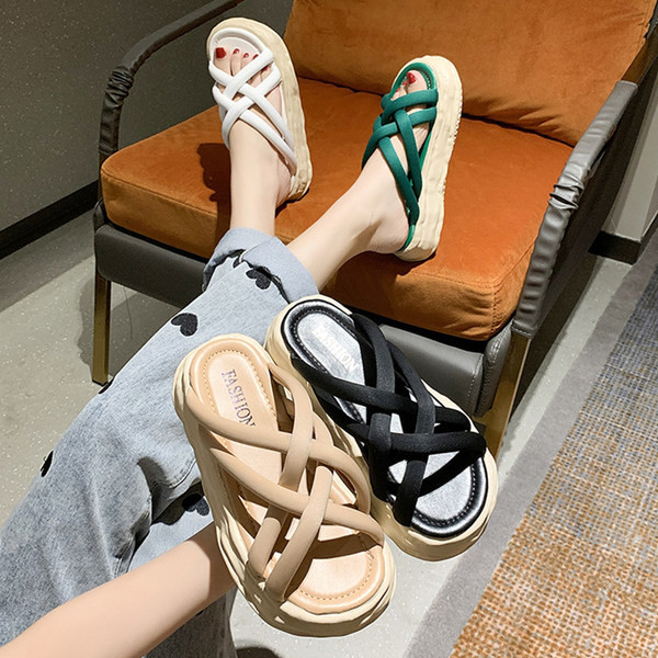 Jauns vasaras čību modelis ar krusteniskām siksnām