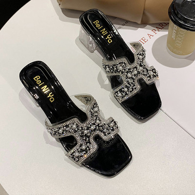 Κομψές γυναικείες παντόφλες με διάφανό τακούνι και διακόσμηση πέρλες